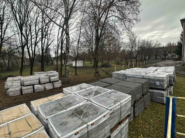 У Білобожницькій громаді облаштовують територію біля приміщення амбулаторії, школи та дитсадку (фото)