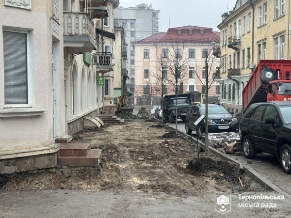 У центрі Тернополя оновлюють тротуари: роботи триватимуть до кінця року (ФОТО)