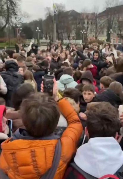 У центрі Тернополя на зустрічі з блогером постраждали підлітки (відео)