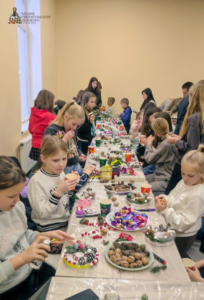 Різдвяний майстер-клас: у Тернополі в парафії святого Василія Великого діти виготовляли підсвічники до Святвечора (фото)