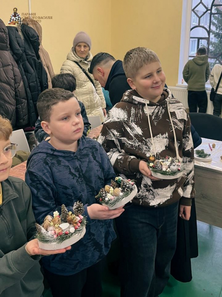 Різдвяний майстер-клас: у Тернополі в парафії святого Василія Великого діти виготовляли підсвічники до Святвечора (фото)