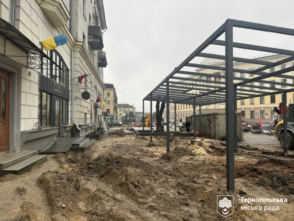 У центрі Тернополя оновлюють тротуари: роботи триватимуть до кінця року (ФОТО)