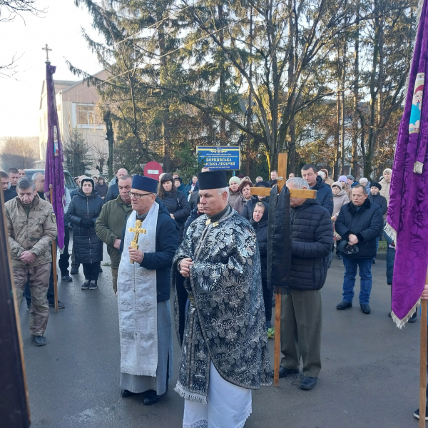 На колінах та з прапорами зустріли тіло полеглого Героя Олега Божка зі Скала-Подільської громади (ФОТО)