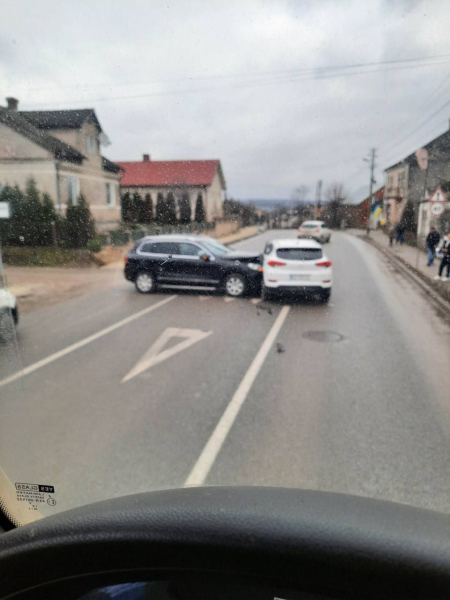 ДТП в центрі Бережан: зіштовхнулись дві автівки (фото)