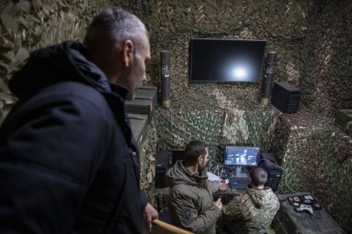 Віталій Кличко передав від громади столиці на фронт іще понад 10 000 БпЛА різних типів і 20 наземних роботизованих комплексів