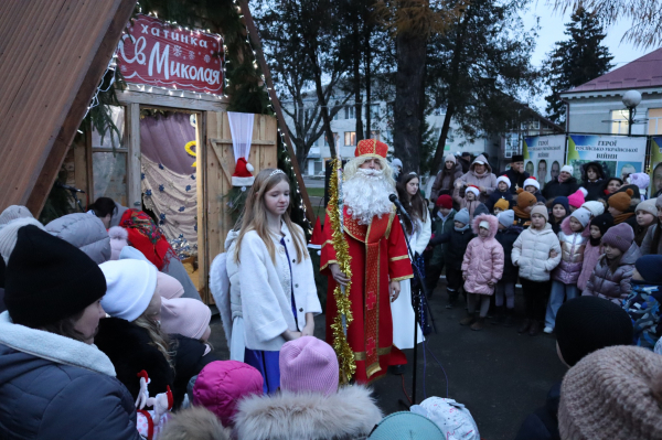 Хатинку Миколая відкрили у Козові: близько 300 дітей отримали свято та подарунки (фото)