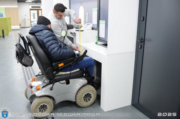 У Чорткові відкрили єдине на Тернопільщині безбар’єрне відділення банку (фото)