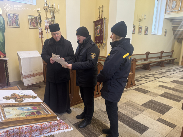 Безпечне Різдво у храмах громад: рятувальники відвідали церкви Тернопільщини (фото)
