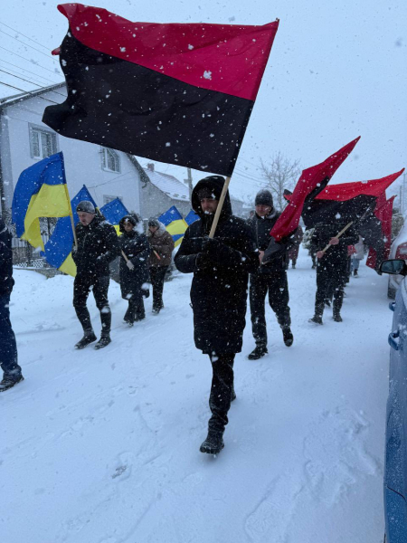 Озернянська громада попрощалася із захисником Романом Майдановим (фото)