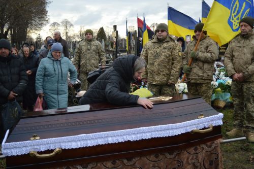 Лановецька громада попрощалася із полеглим 28-річним захисником Віталієм Нанюком (фото)