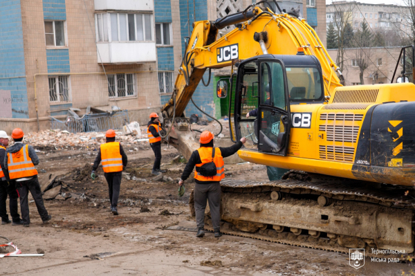 Працює спецтехніка: демонтують будинок, який зруйнувала ракета рф у Тернополі (ФОТО)