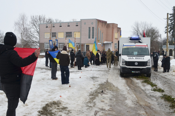Рідні голосили над домовиною: у Білобожницькій громаді зустріли загиблого захисника (фото)