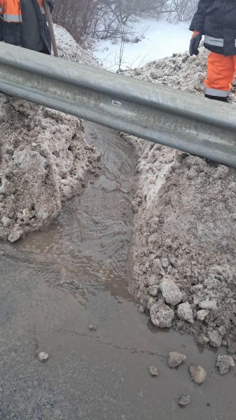 Дороги державного значення в пріоритеті: на Тернопільщині посилюють водовідведення під час відлиги (фото)