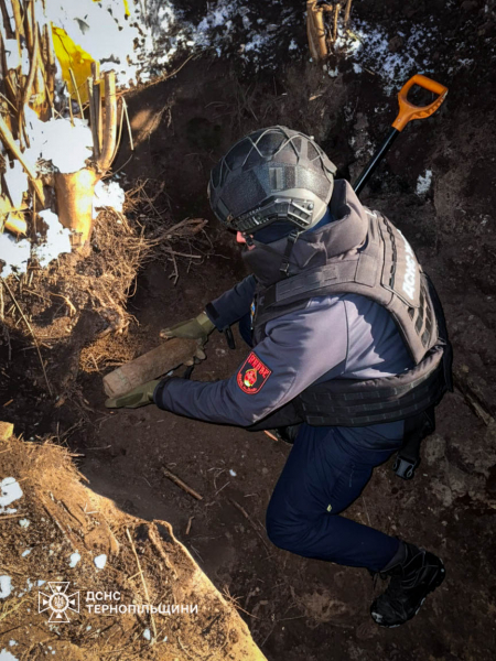 Минулої доби рятувальники Тернопільщини ліквідували пожежі, знешкодили боєприпас та доправили жінку до лікарні (фото)