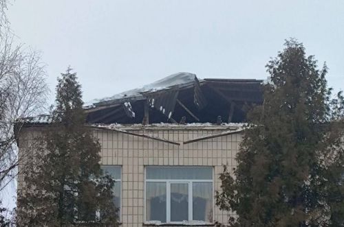 У Бережанському ліцеї розпочали терміновий ремонт даху: що відомо про причини обвалу (фото)