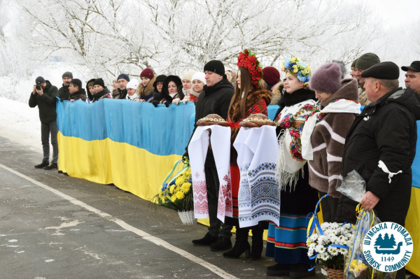 На межі Тернопільської та Хмельницької областей розгорнули прапор єдності (фото)