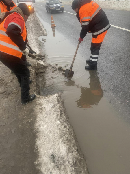 Дороги державного значення в пріоритеті: на Тернопільщині посилюють водовідведення під час відлиги (фото)