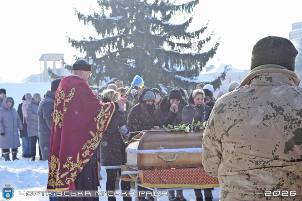 Шестеро братів і семеро сестер втратили брата: у Чорткові зустріли кортеж полеглого воїна (фото)