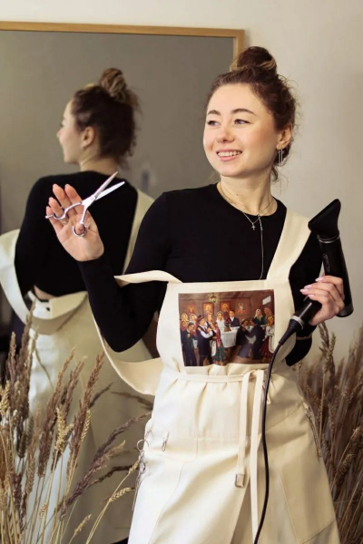 Фартухи як мистецтво: у Бережанах відкрили незвичну виставку в арткав’ярні (фото, відео)