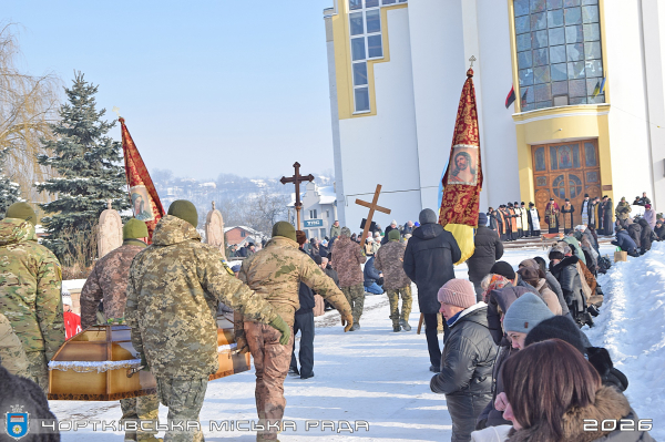 Шестеро братів і семеро сестер втратили брата: у Чорткові зустріли кортеж полеглого воїна (фото)