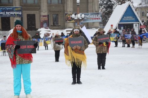 «Ми чекаємо»: у Тернополі рідні полонених і зниклих безвісти знову вийшли на акцію (фоторепортаж)