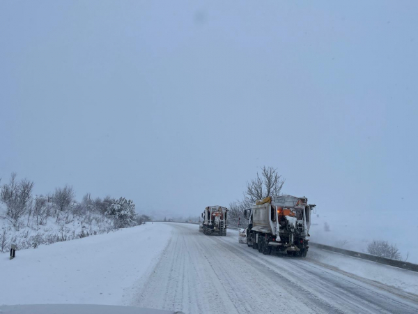 Негода в Україні: понад 1000 одиниць техніки забезпечують проїзд на дорогах (фото)