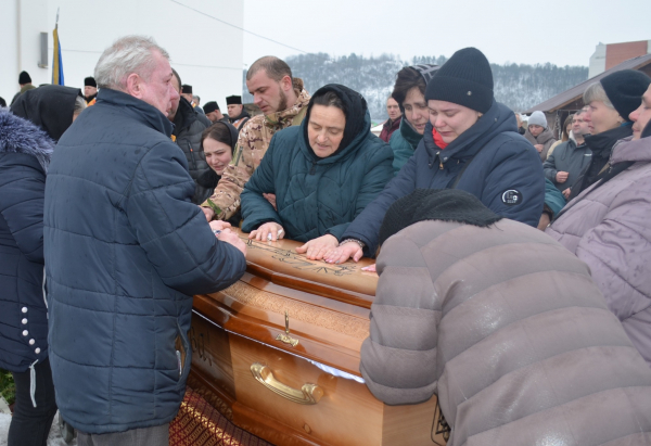 Рідні голосили над домовиною: у Білобожницькій громаді зустріли загиблого захисника (фото)