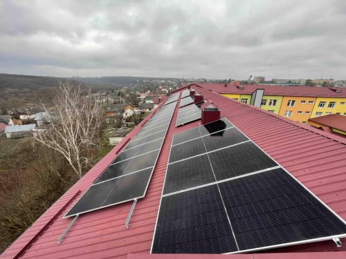 У школі Гусятина запрацювала сонячна електростанція з автономним живленням (фото)