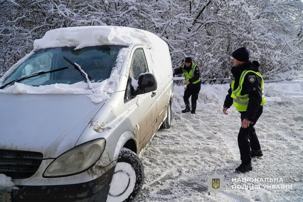 За добу на Тернопільщині поліцейські звільнили зі снігових заметів 60 авто та зафіксували 12 ДТП (фото)