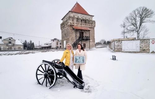 Майже 23 тисячі туристів: екскурсоводка зі Скалата встановила рекорд України
