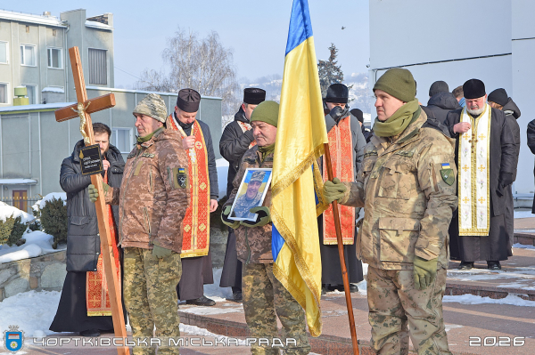 Шестеро братів і семеро сестер втратили брата: у Чорткові зустріли кортеж полеглого воїна (фото)