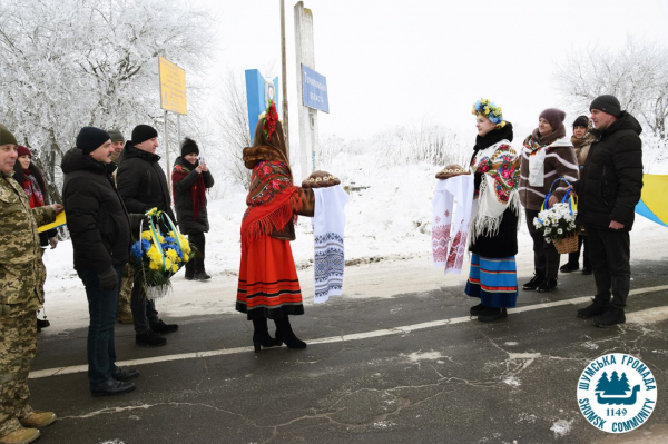 На межі Тернопільської та Хмельницької областей розгорнули прапор єдності (фото)