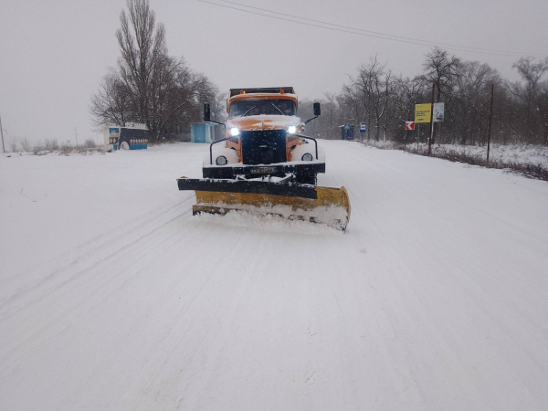 Негода в Україні: понад 1000 одиниць техніки забезпечують проїзд на дорогах (фото)