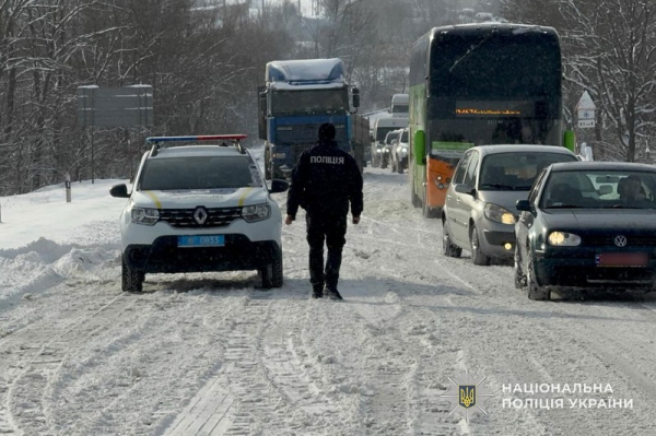 За добу на Тернопільщині поліцейські звільнили зі снігових заметів 60 авто та зафіксували 12 ДТП (фото)