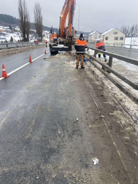 Дороги державного значення в пріоритеті: на Тернопільщині посилюють водовідведення під час відлиги (фото)