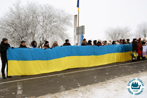 На межі Тернопільської та Хмельницької областей розгорнули прапор єдності (фото)