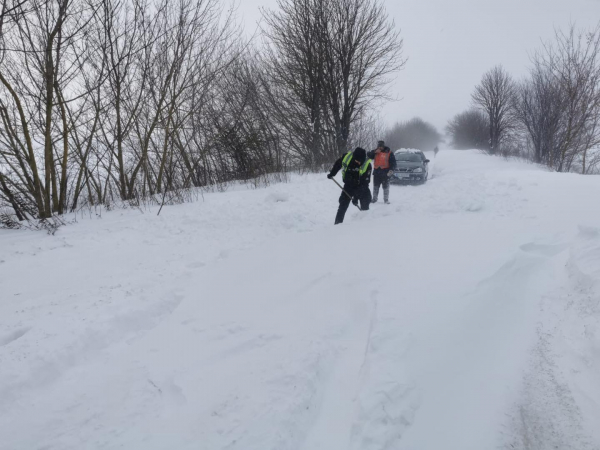 На Кременеччині поліцейські відкопували автомобіль, що опинився у сніговій пастці (фото)