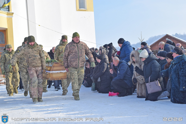 Шестеро братів і семеро сестер втратили брата: у Чорткові зустріли кортеж полеглого воїна (фото)