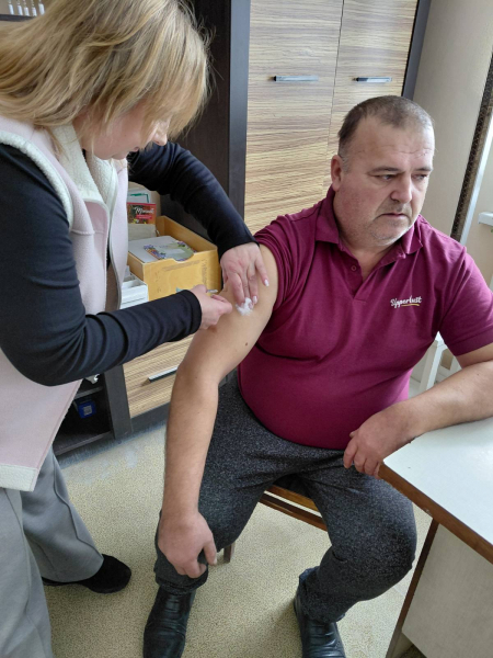 Вакцинальний автобус у Борщеві: 33 мешканці отримали щеплення (фото)