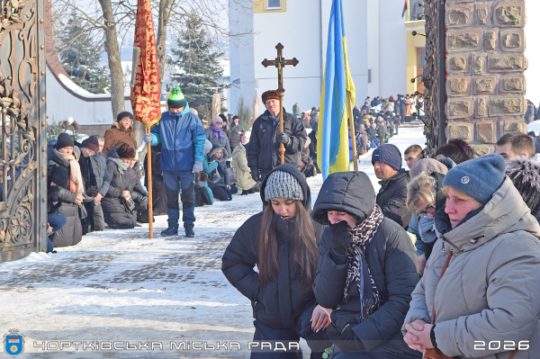 Шестеро братів і семеро сестер втратили брата: у Чорткові зустріли кортеж полеглого воїна (фото)