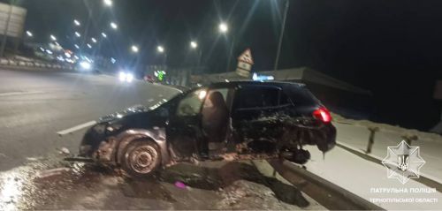 У Тернополі нетверезий водій розтрощив своє авто (фото)