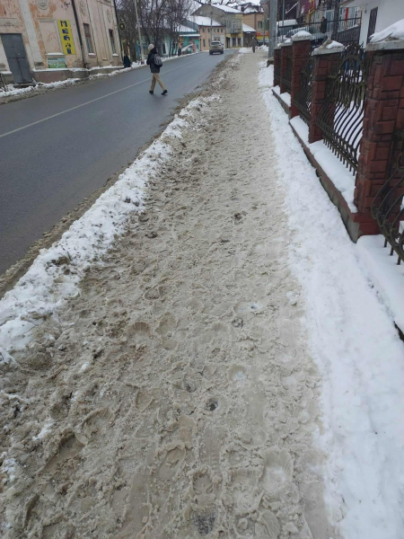 У Монастириськах скаржаться на нерозчищені тротуари після снігопадів (фото)