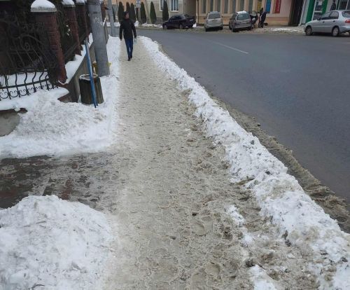 У Монастириськах скаржаться на нерозчищені тротуари після снігопадів (фото)