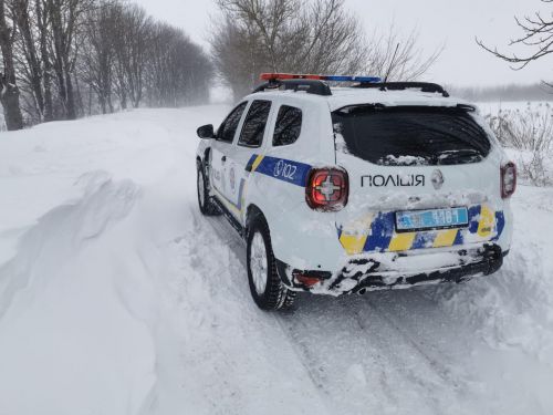 На Кременеччині поліцейські відкопували автомобіль, що опинився у сніговій пастці (фото)
