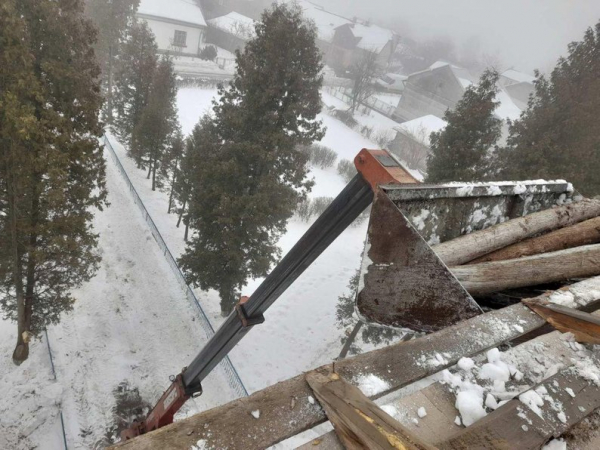 У Бережанському ліцеї розпочали терміновий ремонт даху: що відомо про причини обвалу (фото)