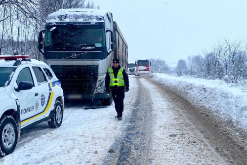 Як патрульні Тернопільщини допомагають водіям у складних погодних умовах (відео)