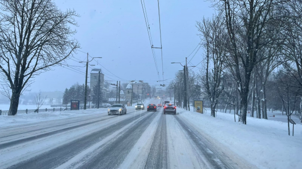 У Тернополі снігоприбиральна техніка працювала всю ніч (фото)