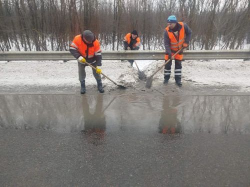 Дороги державного значення в пріоритеті: на Тернопільщині посилюють водовідведення під час відлиги (фото)