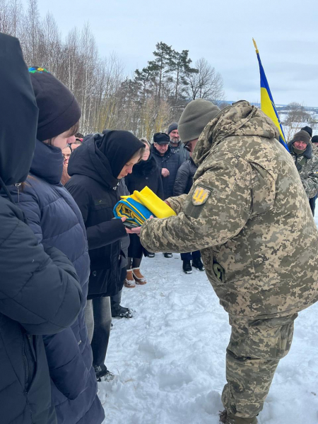 Борсуківщина в скорботі: громада попрощалася із воїном Олександром Фльорчуком (фото)