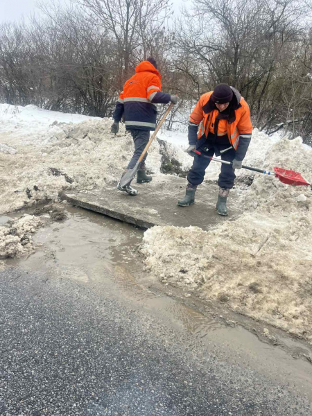 Дороги державного значення в пріоритеті: на Тернопільщині посилюють водовідведення під час відлиги (фото)